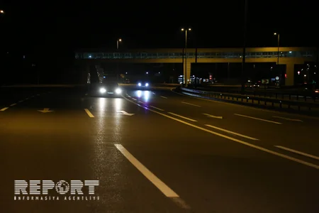 Bakıda minik avtomobili beton səkiyə çırpılıb - FOTO - VİDEO