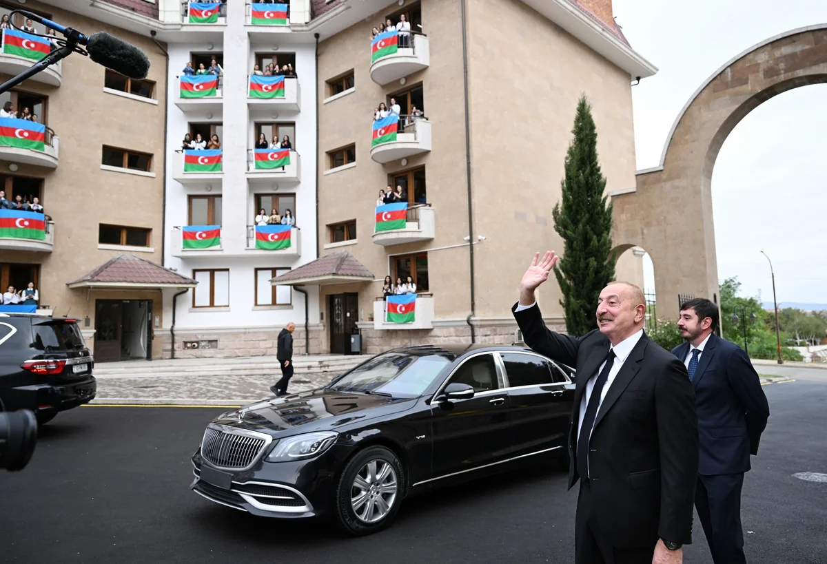 Prezident Xankəndidə Qarabağ Universitetinin tələbə yataqxanasının təmirdən sonra açılışında iştirak edib - YENİLƏNİB
