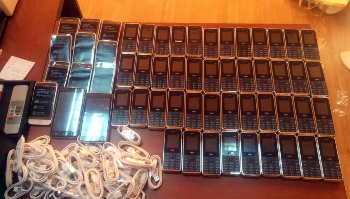 Azərbaycan gömrükçüləri avtomobilin yanacaq çənindən 59 ədəd mobil telefon aşkar edib