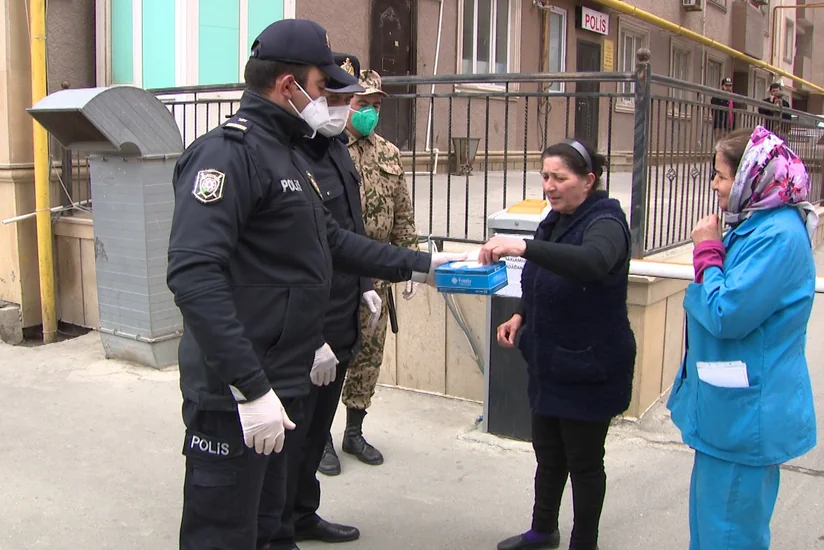 Xırdalanda polislər sakinlərə tibbi maskalar payladılar