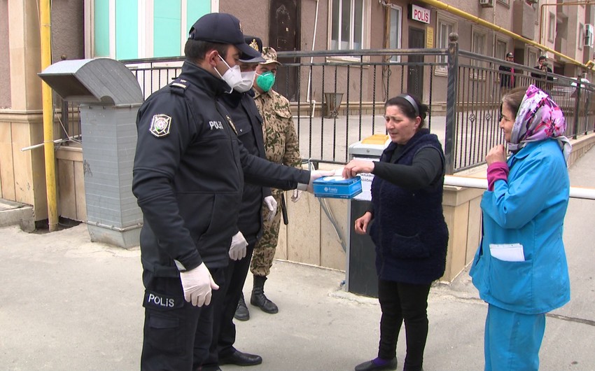Xırdalanda polislər sakinlərə tibbi maskalar payladılar