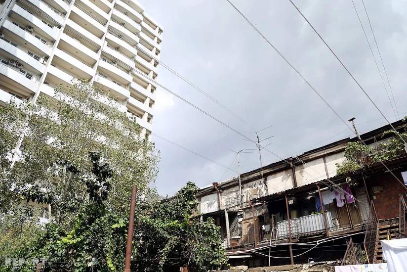 В Баку протестуют жильцы, столкнувшиеся с угрозой насильного переселения со стороны строительной компании - ВИДЕО