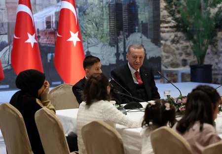 Ərdoğan Uşaq Bayramında zəlzələ qurbanları ilə görüşüb