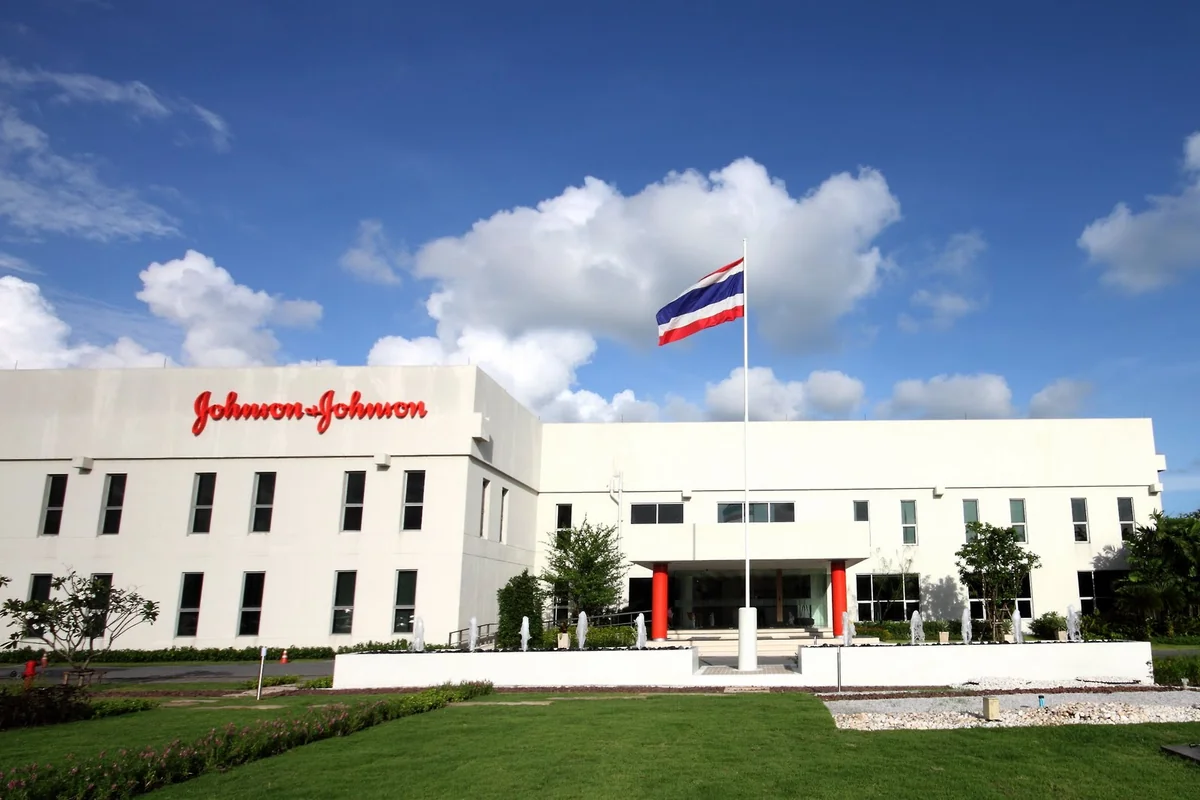 Johnson & Johnson приостановила производство своей вакцины от COVID-19
