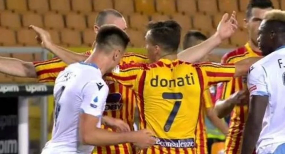 Укусивший соперника футболист дисквалифицирован на 4 матча