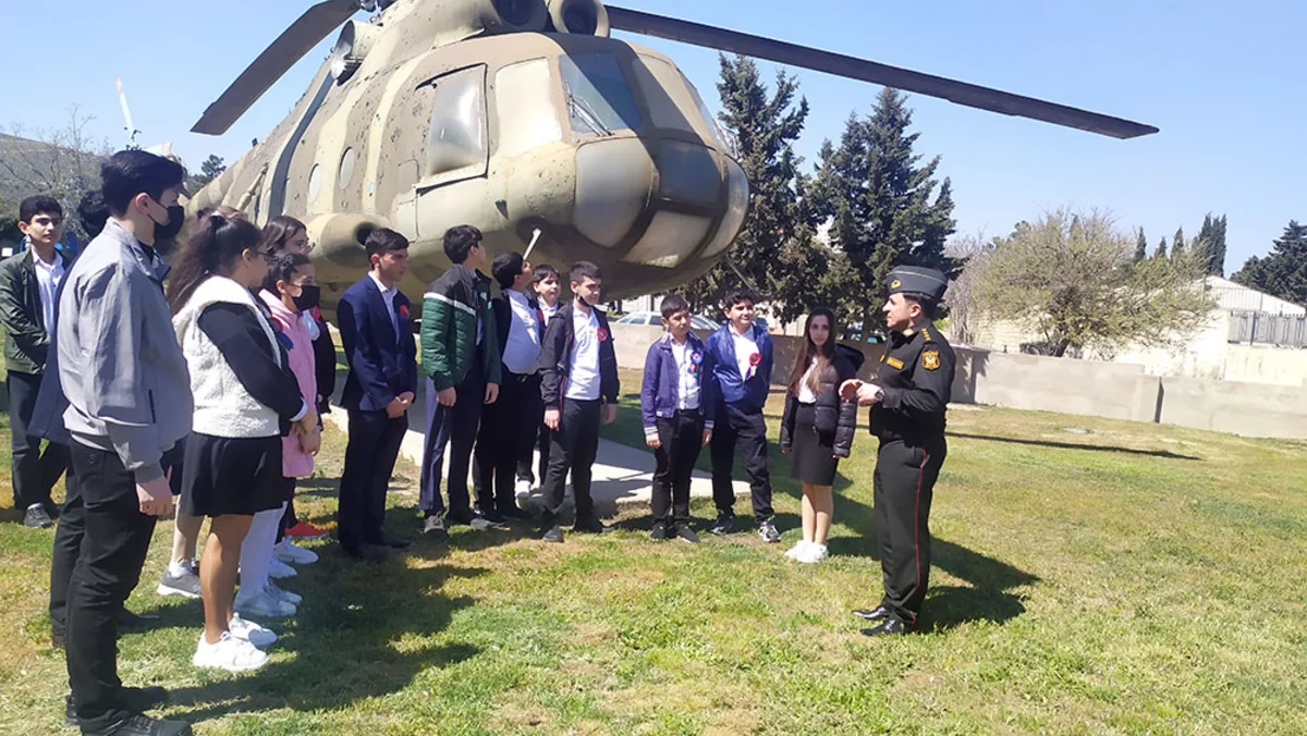Bakıda şagirdlər ali hərbi məktəbi ziyarət ediblər