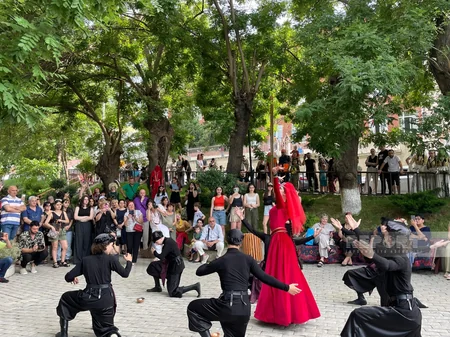 Gürcüstanda festivalda Azərbaycan xalçaları, musiqi alətləri, geyimləri nümayiş etdirilib