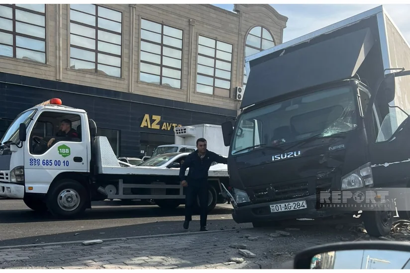 Грузовой автомобиль попал в ДТП в Баку