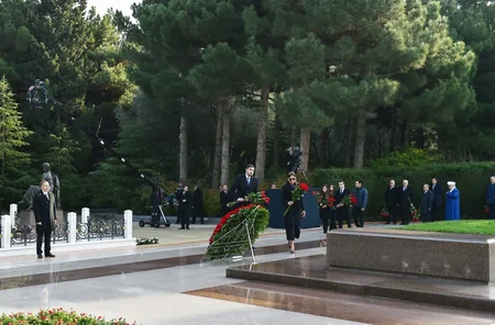 Azərbaycan Prezidenti Heydər Əliyevin məzarını ziyarət edib