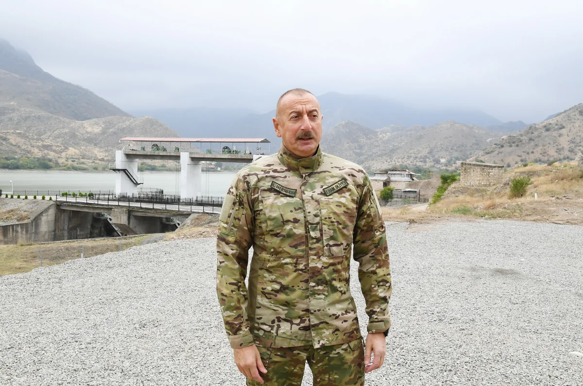 Ilham Aliyev raises Azerbaijani flag in Sugovushan 