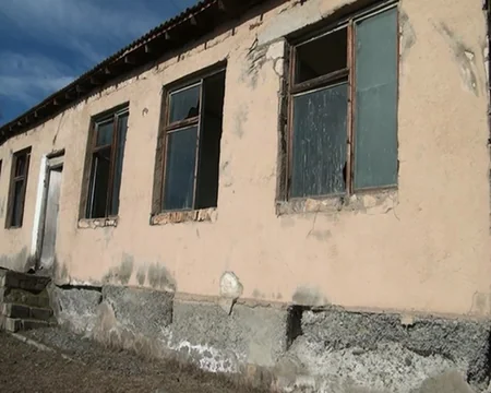 Ucarda kənd xəstəxanası qəzalı vəziyyətdədir, hər an uça bilər