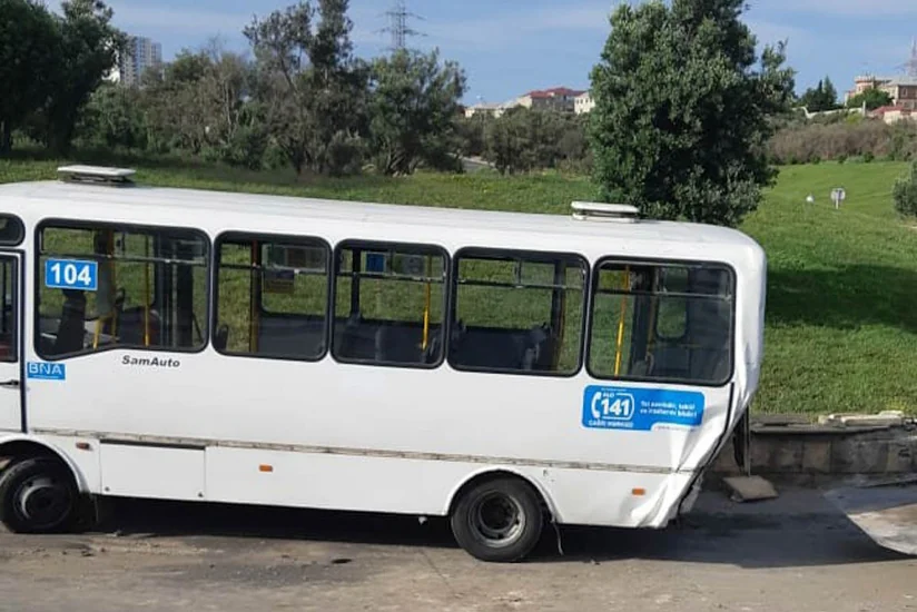 Bakıda sərnişin avtobusu evakuatorla toqquşub, 4 qadın xəsarət alıb - FOTO