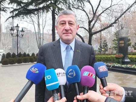 Azərbaycan səfirliyinin əməkdaşları Tbilisidə Heydər Əliyevin abidəsini ziyarət ediblər