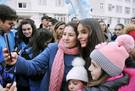 Leyla Əliyeva Səbail rayonunda abadlaşdırılan həyətin açılışında iştirak edib