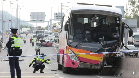 Honkonqda turist avtobusu qəzaya uğrayıb, 5 nəfər ölüb