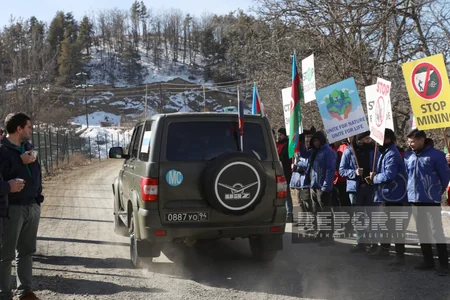 Total of 30 vehicles of peacekeepers move freely through Khankandi-Lachin road
