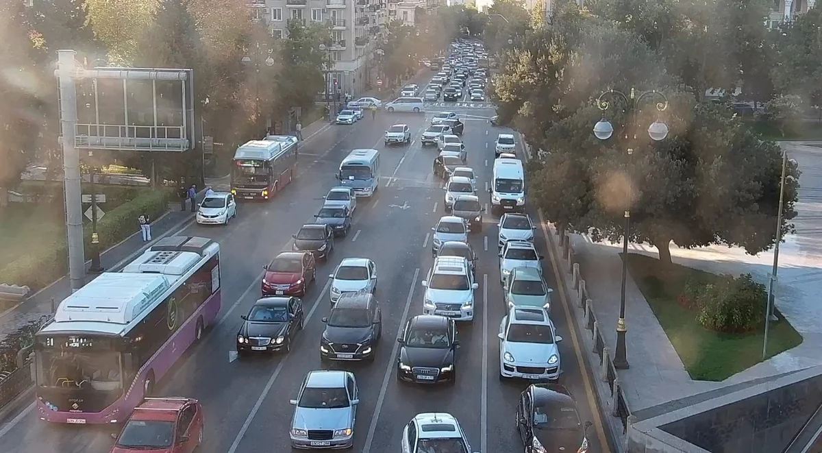 Bakının bir sıra yollarında nəqliyyatın sıxlığı müşahidə edilir