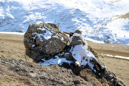 Baş Qərargah rəisi Ermənistanla sərhədə gedib, komandoların məşğələlərini izləyib