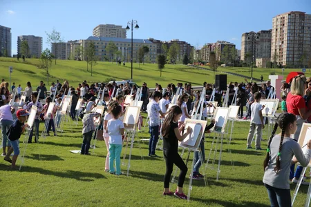 Heydər Əliyev Mərkəzinin parkında uşaqlar üçün rəsm dərsi təşkil olunub