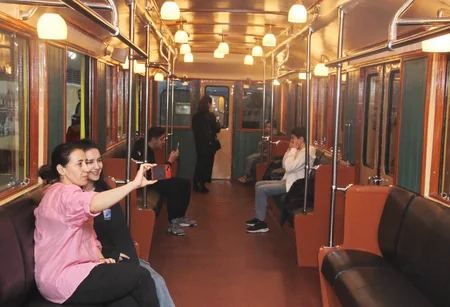 Bakı metrosunda retro vaqonlar nümayiş etdirilir