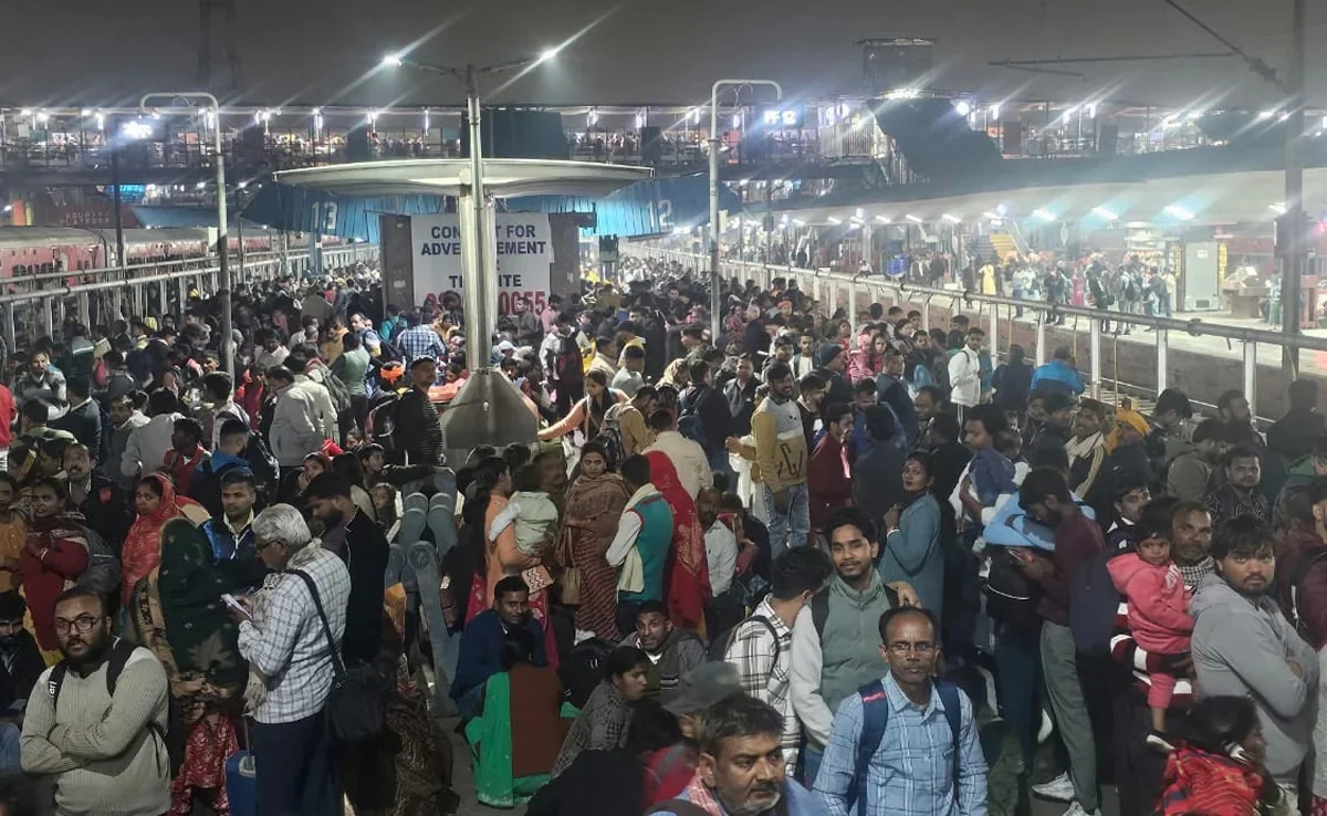Eighteen killed in New Delhi station crush
