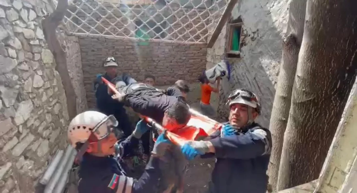 Gəncə sakini dam örtüyünü təmir edərkən yıxılaraq müxtəlif xəsarətlər alıb