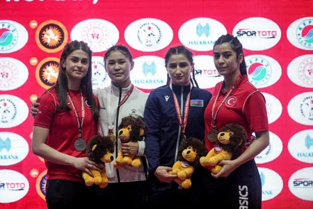 Azərbaycan güləşçiləri Çempionlar turnirində 10 medal qazanıblar