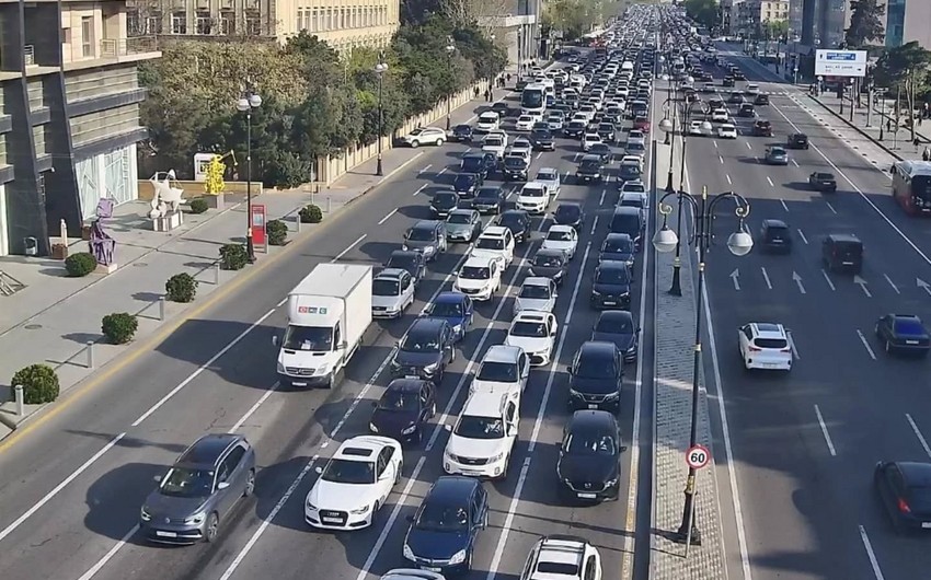 В Баку на ряде улиц и проспектов затруднено движение транспорта