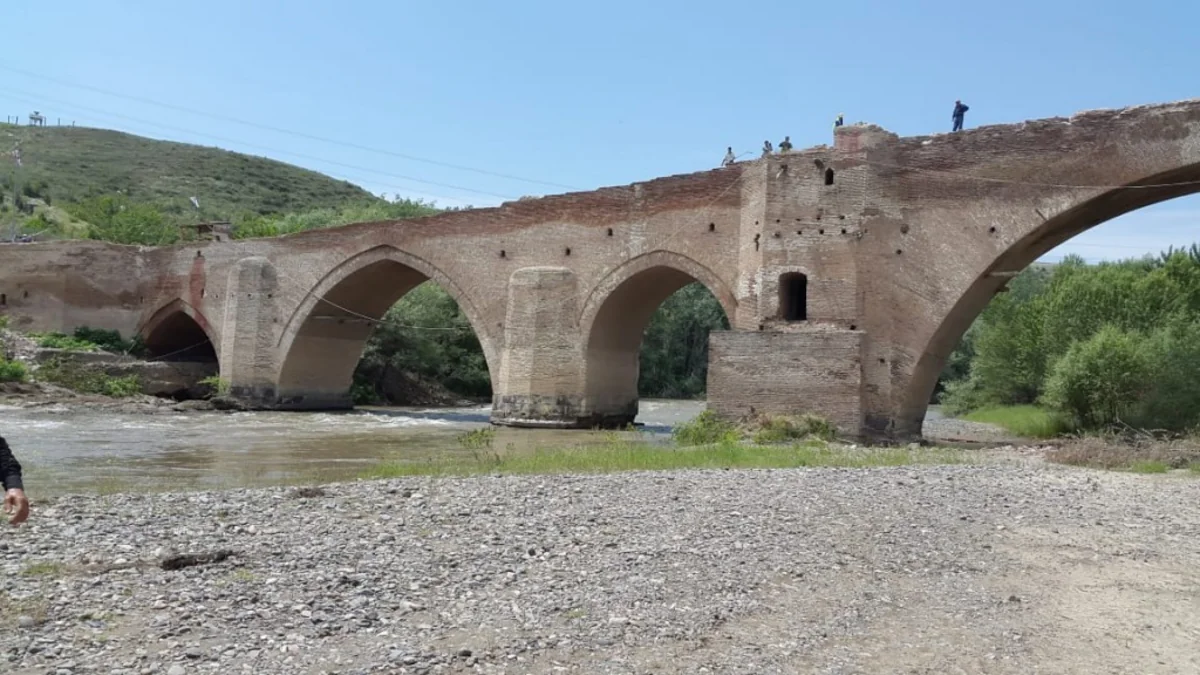 Azərbaycanın tarixi körpüsü bərpa olunur - FOTO