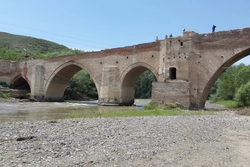 Azərbaycanın tarixi körpüsü bərpa olunur - FOTO