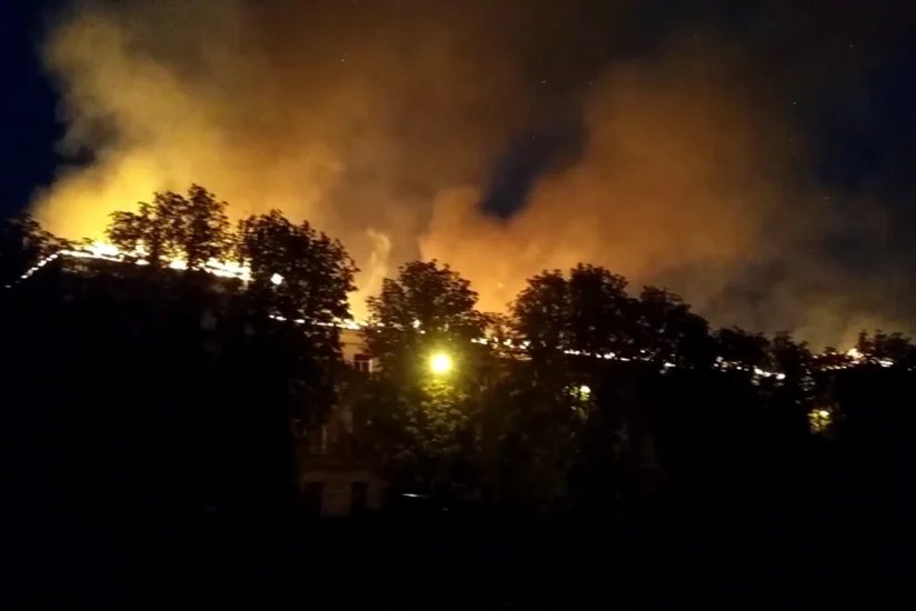 В Харькове загорелось здание суда от удара молнии - ВИДЕО