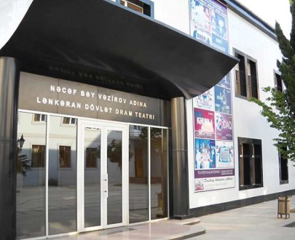 Lənkəran teatrı Lerikdə Qəribə oğlan tamaşasını nümayiş etdirib