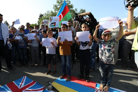 ​Bakıda ABŞ, İsrail və Böyük Britaniyanın bayraqları yandırılıb