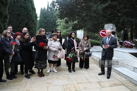 Görkəmli bəstəkar Fikrət Əmirovun məzarı ziyarət olunub