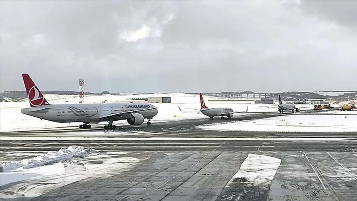Авиакомпания Turkish Airlines отменила более 200 рейсов в Стамбуле из-за непогоды