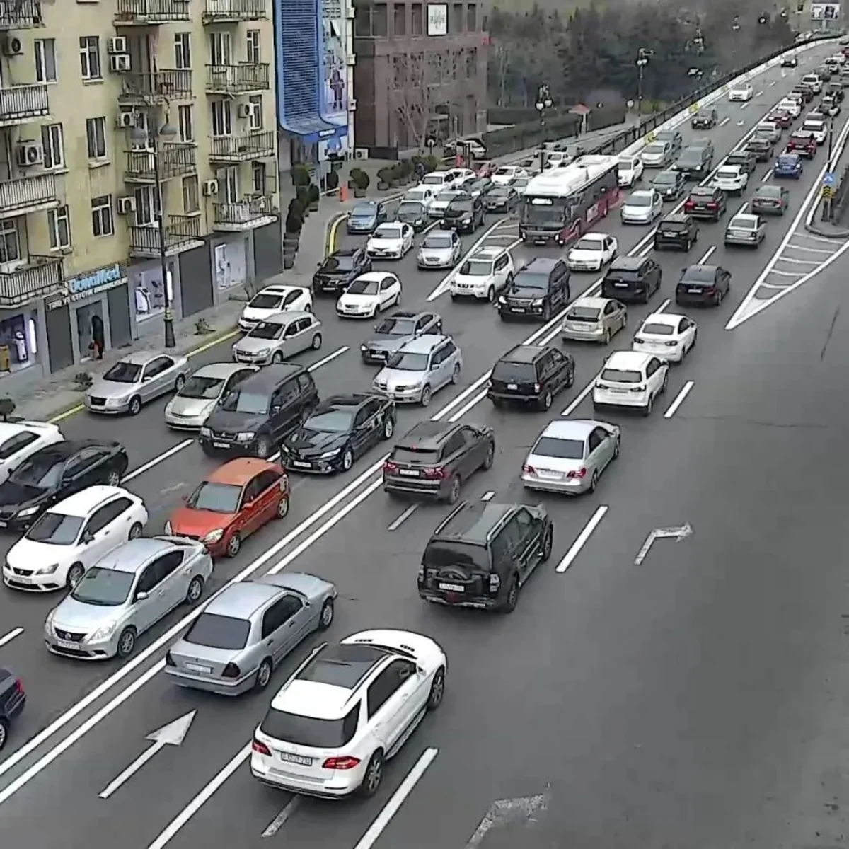 Bakının əksər küçə və prospektlərində sıxlıq yaranıb - SİYAHI