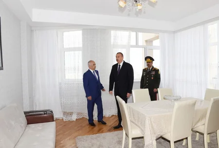 Prezident İlham Əliyev hərbçilər üçün inşa edilən binada yaradılan şəraitlə tanış olub
