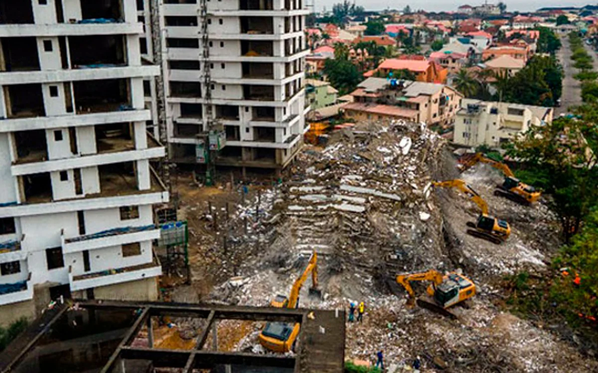 Nigeriyada tikintisi gedən çoxmərtəbəli bina uçub