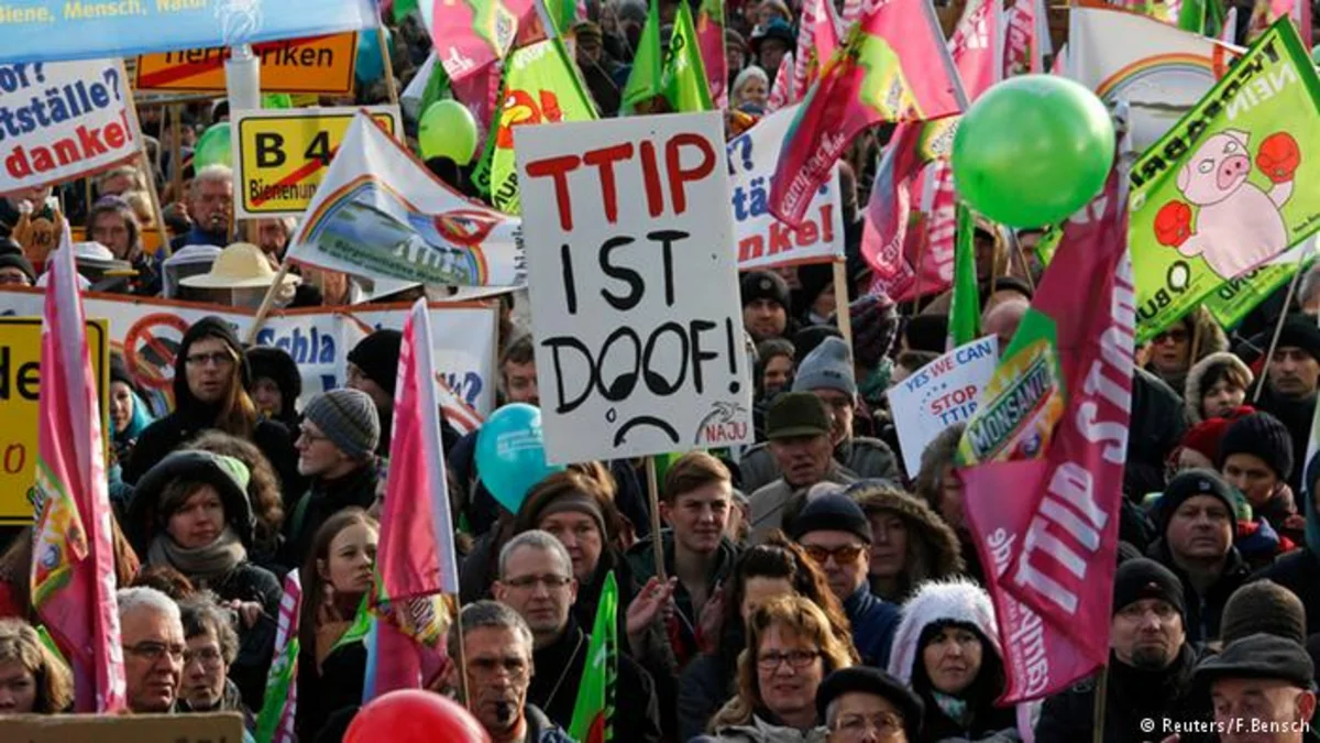Тысячи немцев вышли на демонстрацию против свободной торговли с США