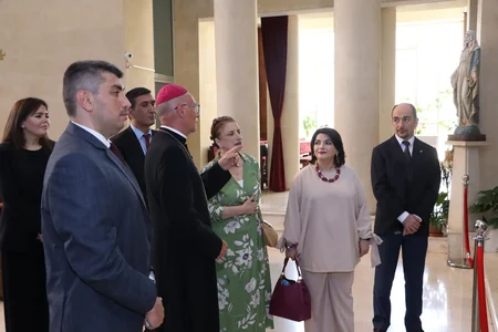 Dini Komitə yanında İctimai Şuranın üzvləri Müqəddəs Məryəm Katolik Kilsəsini ziyarət ediblər