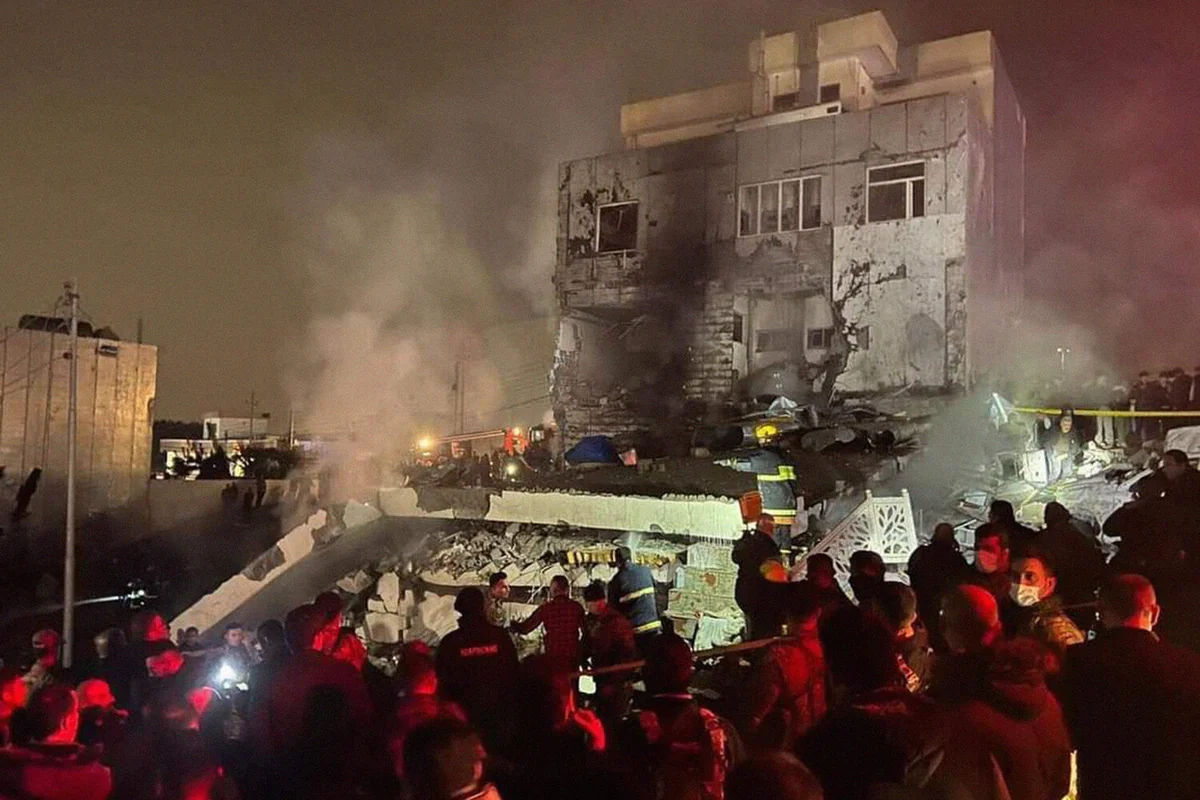 İraqda partlayış nəticəsində üçmərtəbəli bina uçub