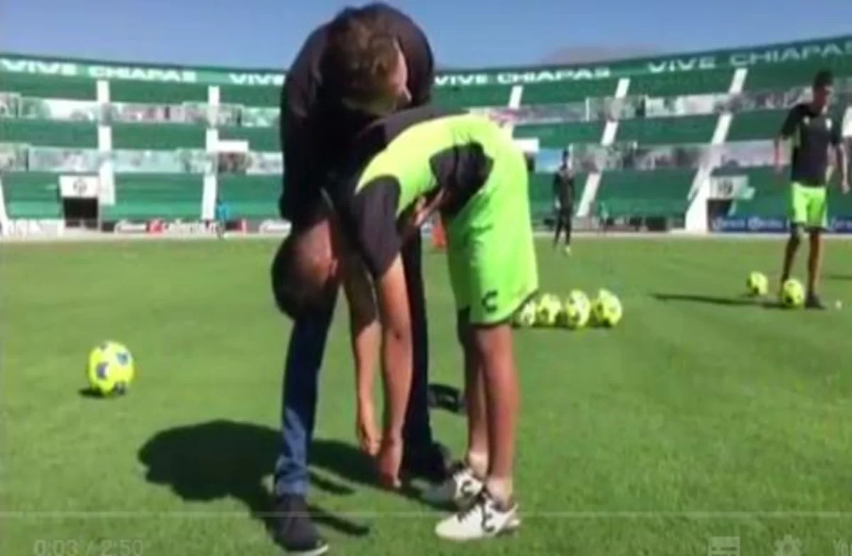 Futbolçu hipnozdan sonra topu cərimə zərbəsindən doqquzluğa göndərib - VİDEO