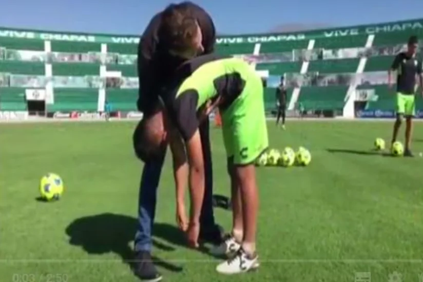 Futbolçu hipnozdan sonra topu cərimə zərbəsindən doqquzluğa göndərib - VİDEO