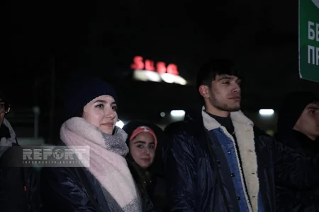 Ekofəallar etirazlarını axşam saatlarında da ruh yüksəkliyi ilə davam etdirir