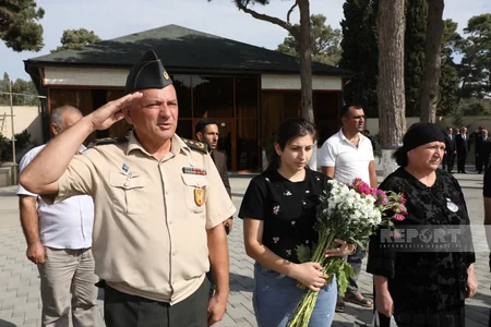 Azərbaycan xalqı antiterror şəhidlərinin məzarlarını ziyarət edir