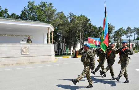 İlham Əliyev MN-in komando hərbi hissələrinin birində yaradılan şəraitlə tanış olub, hərbi hissəyə Döyüş bayrağını təqdim edib