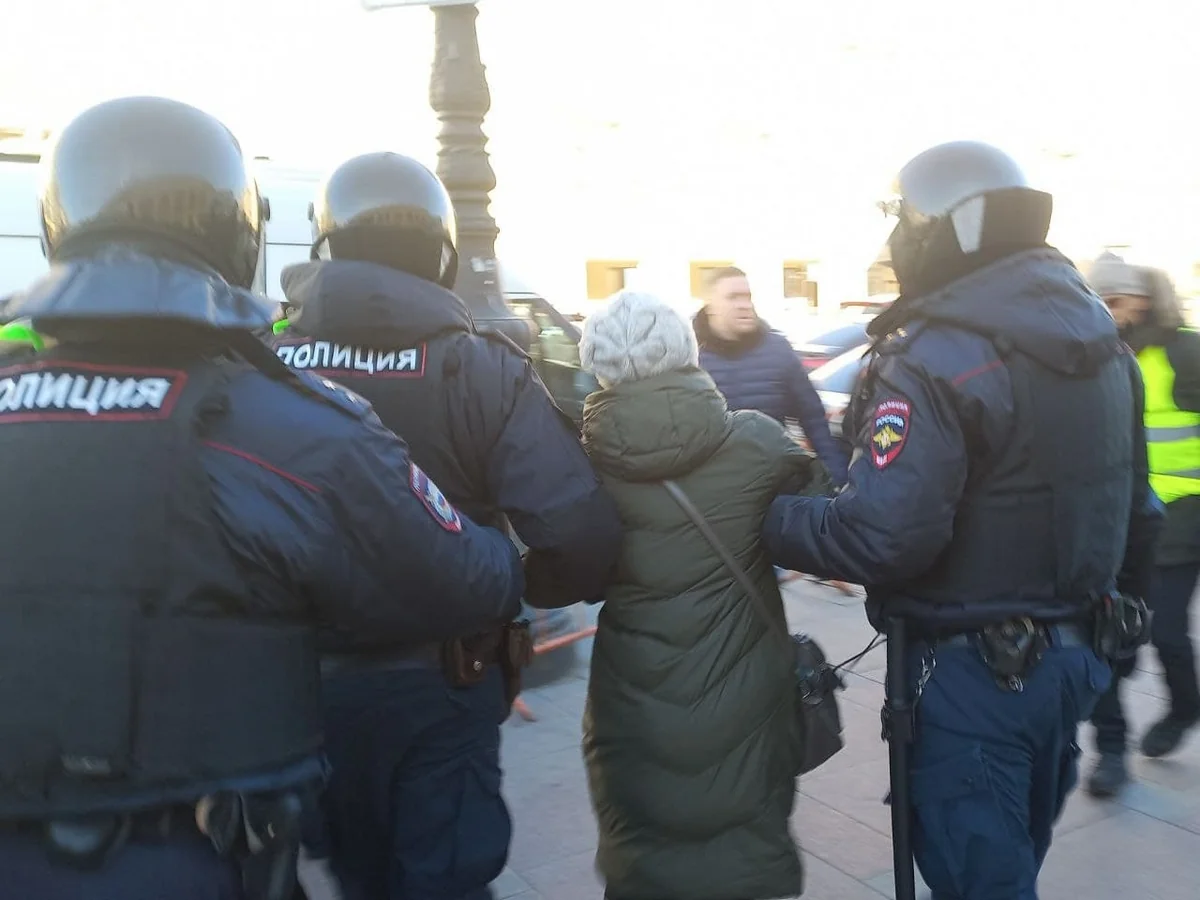 В Петербурге арестовали 49 участников акции против военных операций в Украине