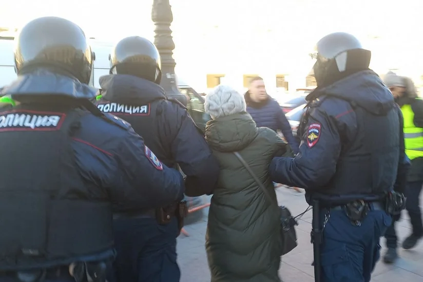 В Петербурге арестовали 49 участников акции против военных операций в Украине