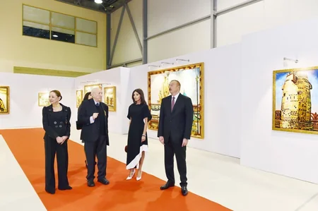 Prezident İlham Əliyev Tahir Salahovun 90 illik yubileyinə həsr edilən sərgi ilə tanış olub - FOTO