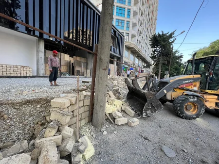 Bakıda məşhur ticarət mərkəzinin yaxınlığında qanunsuz tikintinin qarşısı alınıb